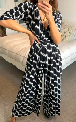 JOLIE MOI Alina Geometric Print Wrap Jumpsuit, Black/White -DRESSES SHOP 2021 03 23 naomi jolliemoi 18 03 2021 11 58 40