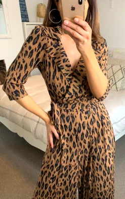 Jolie Moi Melissa Jumpsuit, Brown Animal -DRESSES SHOP 2021 03 23 naomi jolliemoi 18 03 2021 12 09 28