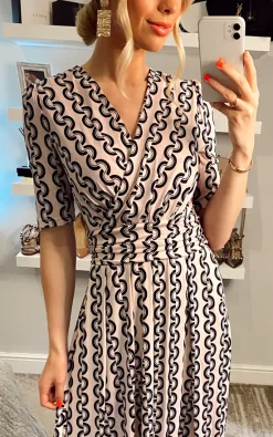 Jolie Moi Molly Geo Print Maxi Dress, Pink Geo -DRESSES SHOP 2021 04 14 sasha joliemoi 12 04 2021 21 37 46