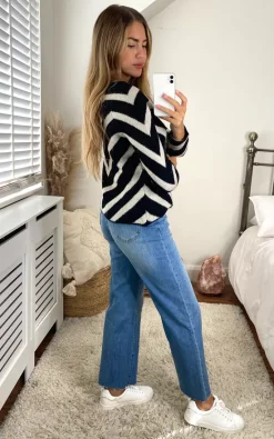 ONLY Long Sleeve Jumper With Chevron Stripes In Black And White 6 ONLY Long Sleeve Jumper With Chevron Stripes In Black And White -DRESSES SHOP 2021 08 17 cara wholesale 21 08 2021 14 39 52