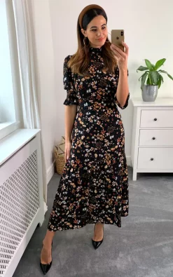 D.Anna Blush And White Floral Print Tiered Dress With High Neck And 3/4 Smocked Sleeves In Black -DRESSES SHOP 2021 10 16 d.anna naomi 13 10 2021 09 47 51